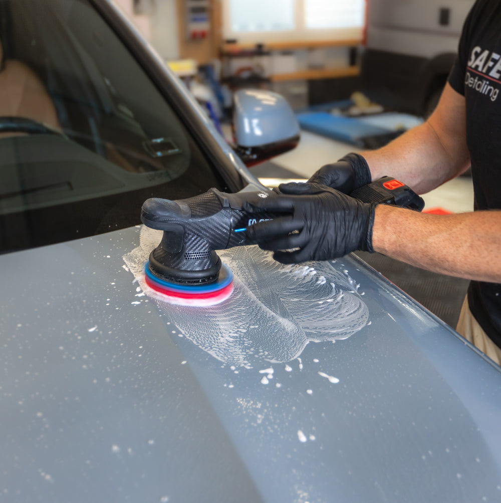 Clay-Disk sur une polisseuse orbitale nettoyant un capot lubrifié