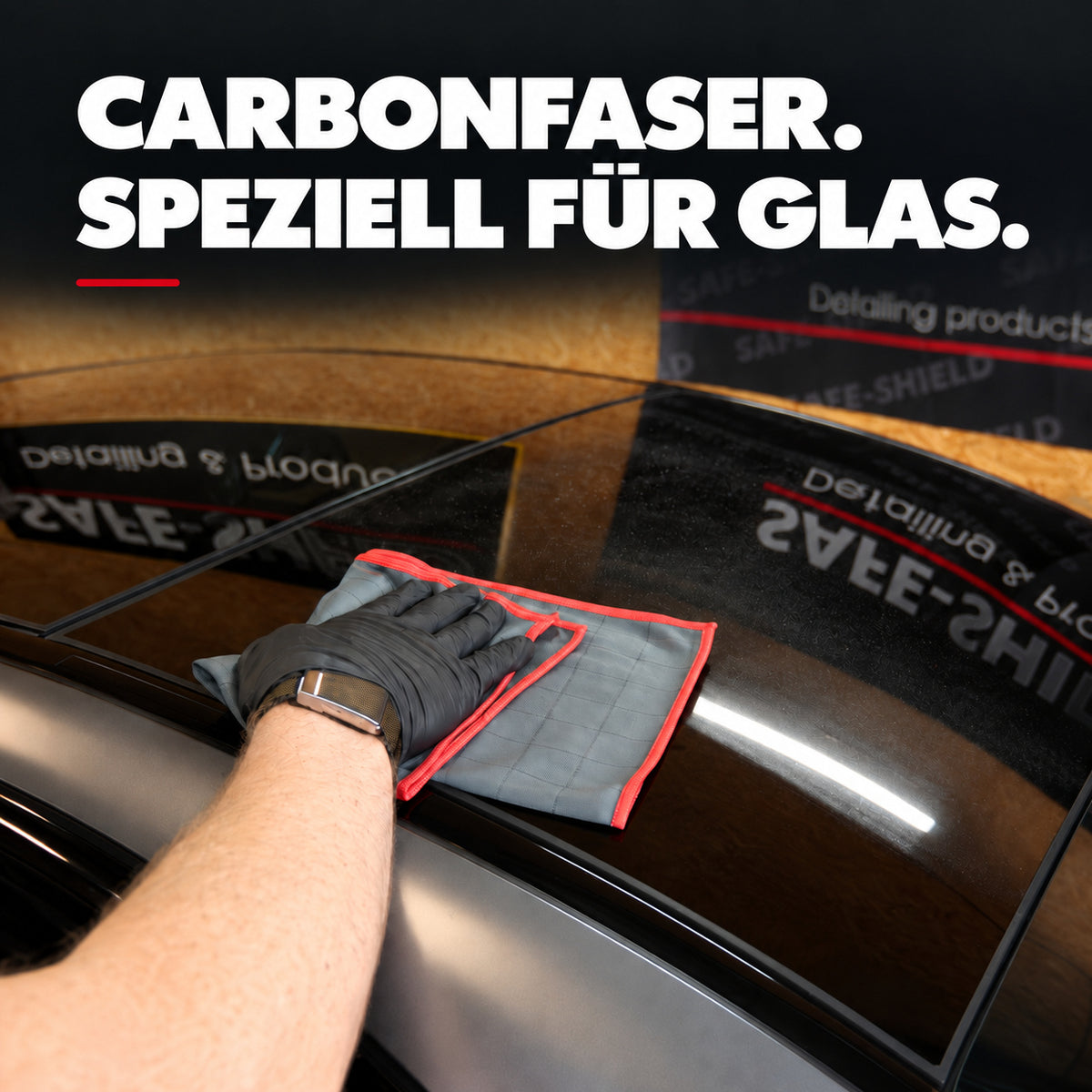 Grijze Carbon-microvezeldoek met rode rand bij het reinigen van glas – Carbonvezel speciaal voor glas