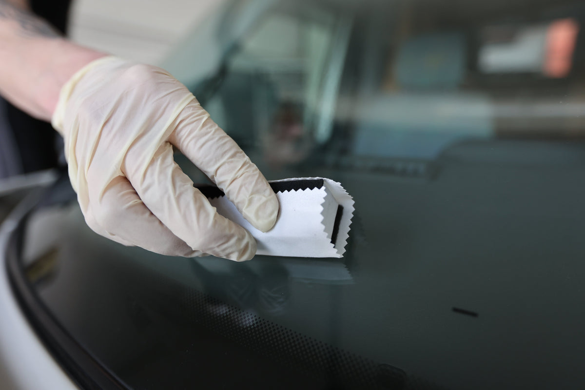 Glass-Coat wird mit einem Applikator auf die Frontscheibe aufgetragen.