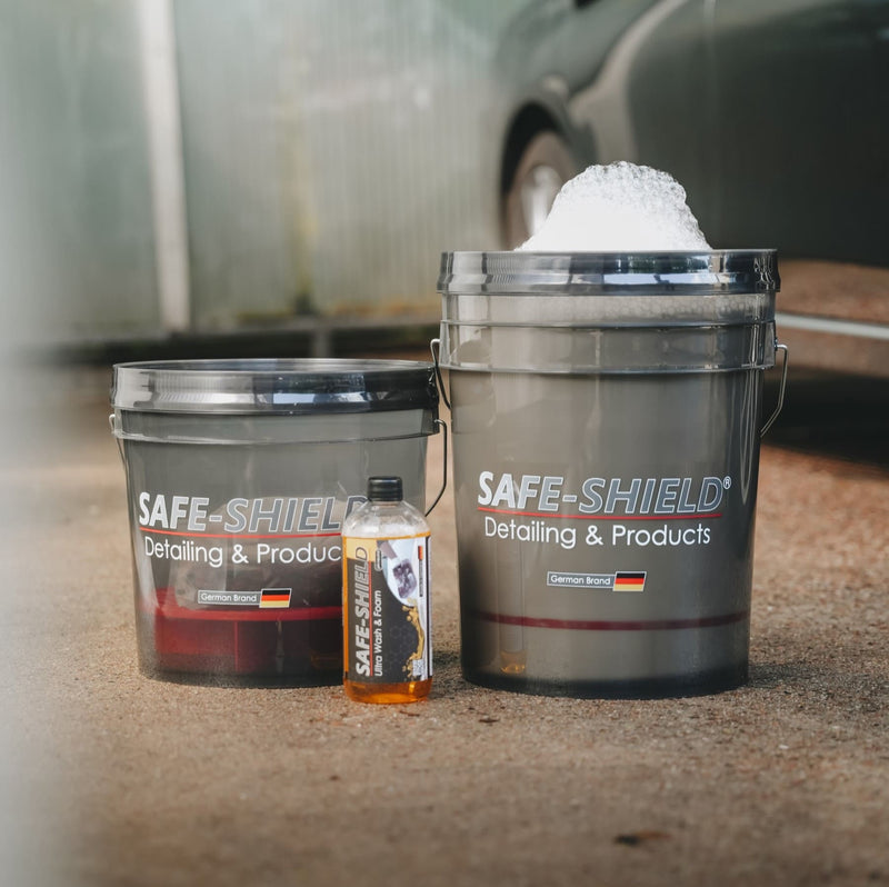 Deux seaux de lavage Safe-Shield de tailles différentes à côté du shampooing Wash & Foam.